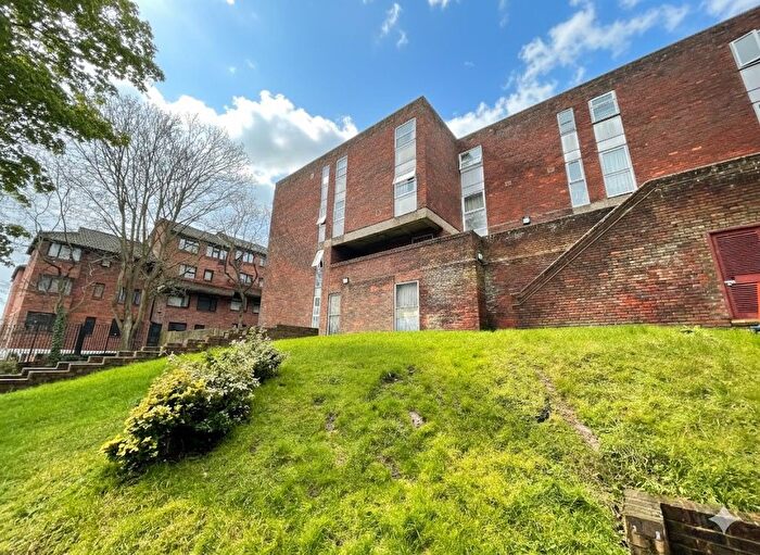 2 Bedroom Flat For Sale In Startpoint, Downs Road, Luton, Bedfordshire, LU1