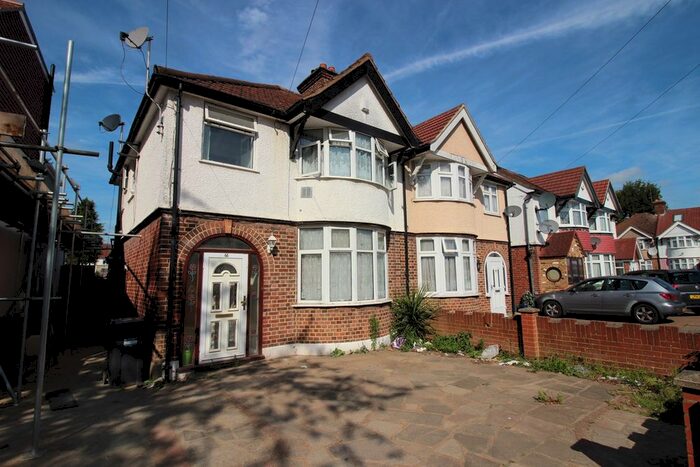 3 Bedroom Semi-Detached House To Rent In Meadow Waye, Hounslow, TW5