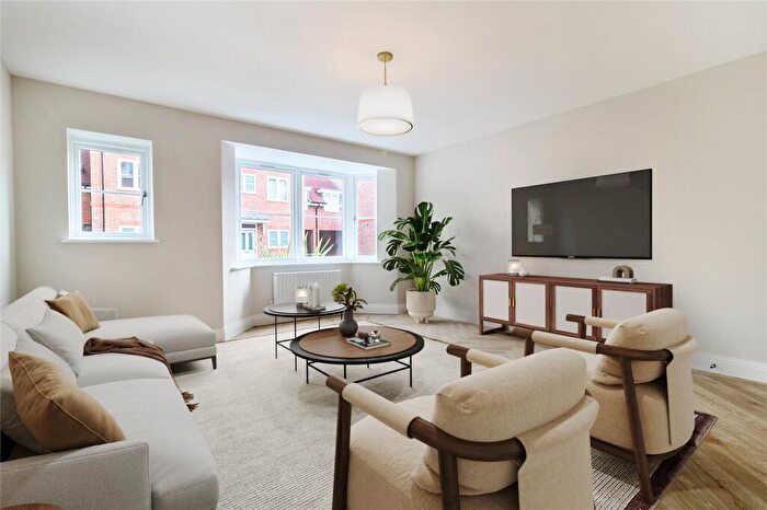1 Bedroom Apartment For Sale In Oaklands Park, Littleworth Road, Esher, KT10