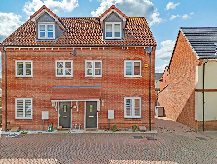 3 Bedroom Semi-Detached House For Sale In Abingdon Close, Dunton Fields, Laindon, SS15