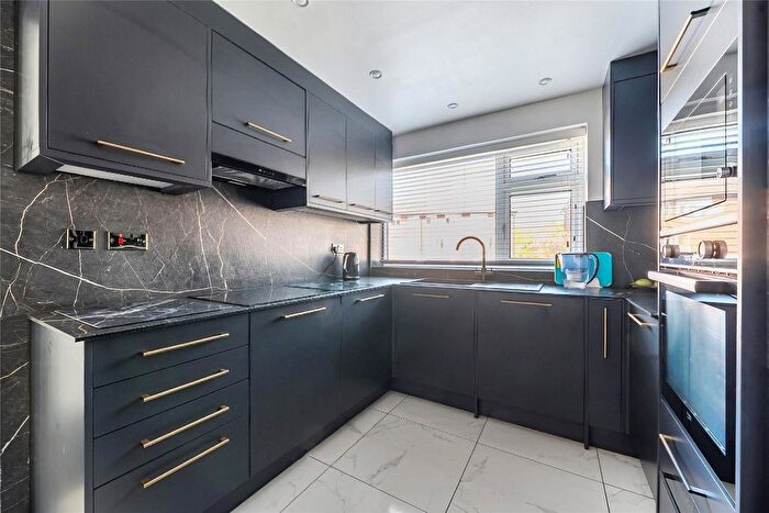 2 Bedroom Flat For Sale In Abbey Park, Beckenham, BR3