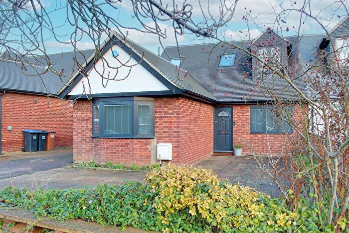 4 Bedroom Semi-Detached House For Sale In Westland Drive, Brookmans Park, AL9