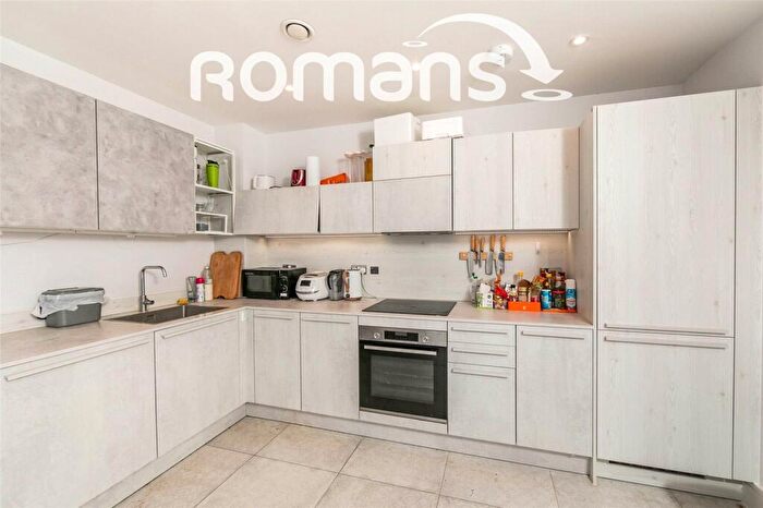 3 Bedroom Flat To Rent In Sunapee Road, Reading, Berkshire, RG2