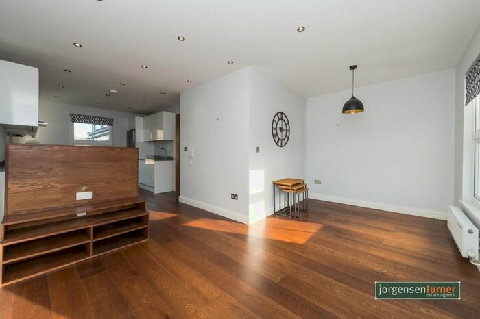 2 Bedroom Flat To Rent In Askew Crescent, Shepherds Bush, London, W12