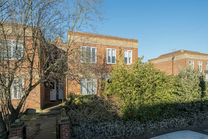 2 Bedroom Flat To Rent In Vale Close, Strawberry Vale, Twickenham, TW1