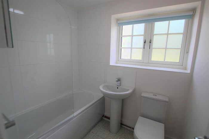 3 Bedroom Property To Rent In Pettits Farm Cottages, Mountnessing Lane, Brentwood, CM15