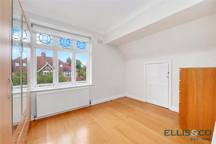 5 Bedroom Detached House For Sale In Claremont Park, Finchley, London, N3