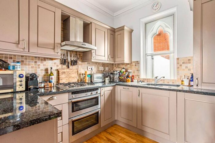 3 Bedroom Flat For Sale In Hatch Lane, Windsor, SL4