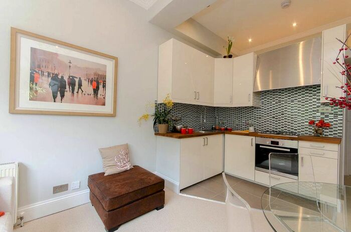 1 Bedroom Flat To Rent In Hammersmith Grove, Brackenbury Village, London, W6