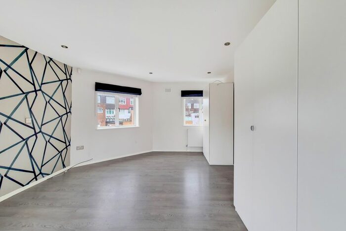 1 Bedroom Flat To Rent In Chancery House, Tolworth Close, KT6