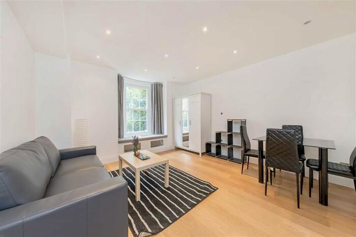 2 Bedroom Flat To Rent In Queensway, London, W2