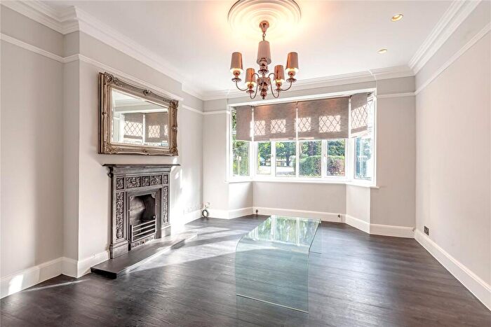 2 Bedroom Flat For Sale In Goldings Hill, Loughton, Essex, IG10