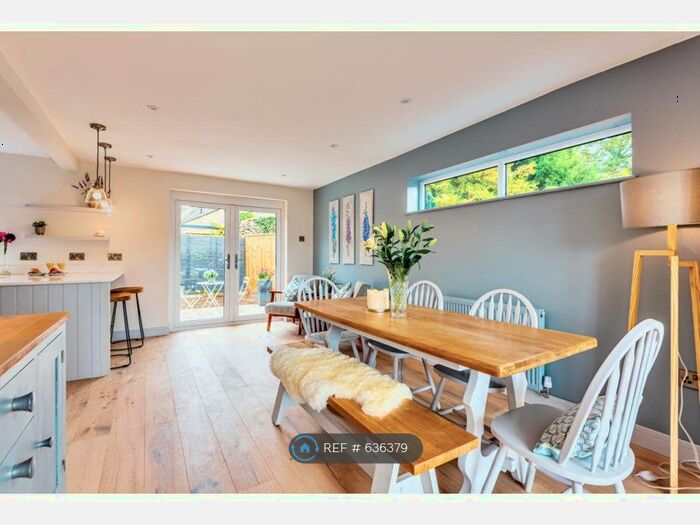 4 Bedroom Detached House To Rent In Close Gardens, Tetbury, GL8