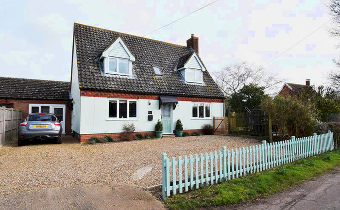 3 Bedroom Semi-Detached House For Sale In Skinners Lane, Metfield, IP20