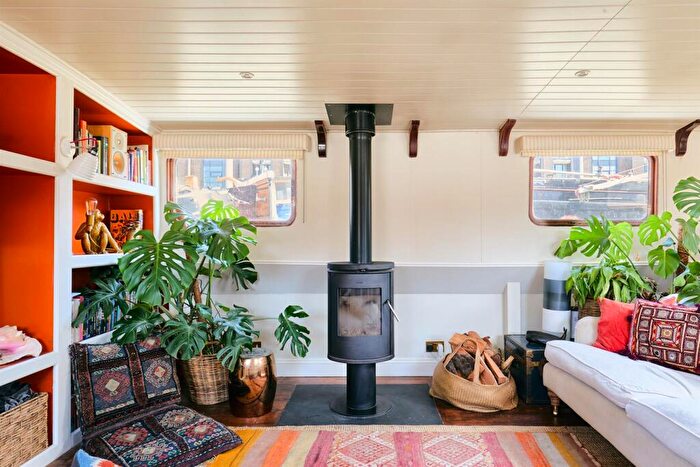 4 Bedroom House Boat To Rent In Clove Hitch Quay, Battersea, SW11