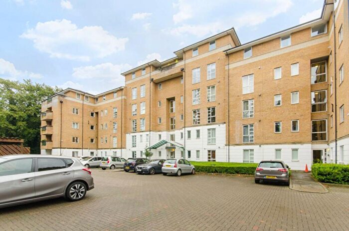 2 Bedroom Flat To Rent In Sparkford Gardens, Friern Barnet, London, N11