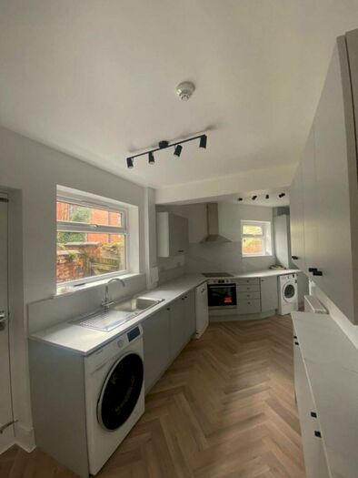 6 Bedroom Semi-Detached House To Rent In Platt Lane, Fallowfield, M14