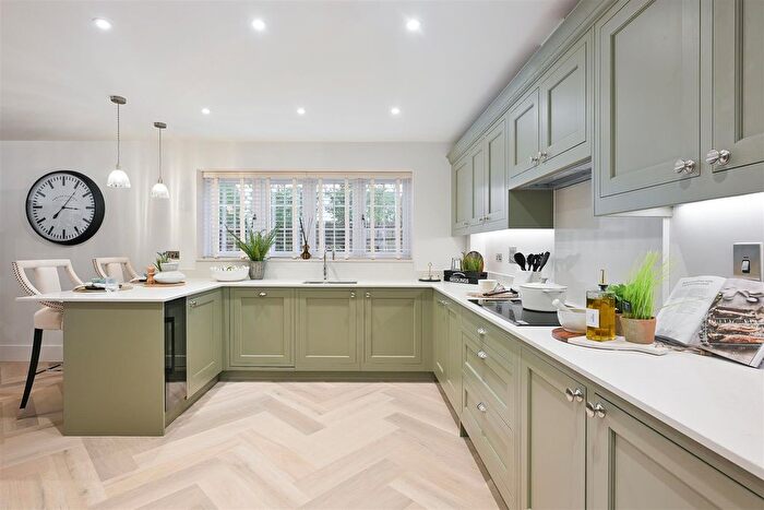 3 Bedroom Detached House For Sale In Shelvers Way, Tadworth, KT20