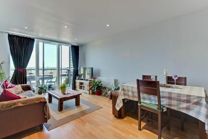 1 Bedroom Flat To Rent In The Heart, New Zealand Avenue, KT12