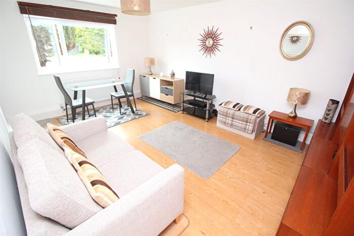 2 Bedroom Flat To Rent In Shurland Avenue, Barnet, Hertfordshire, EN4