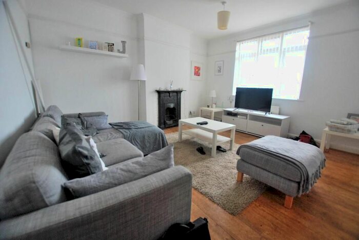 1 Bedroom Flat To Rent In The Broadway, Potters Bar, EN6
