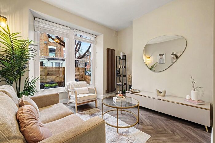 1 Bedroom Flat For Sale In Stonenest Street, London, N4