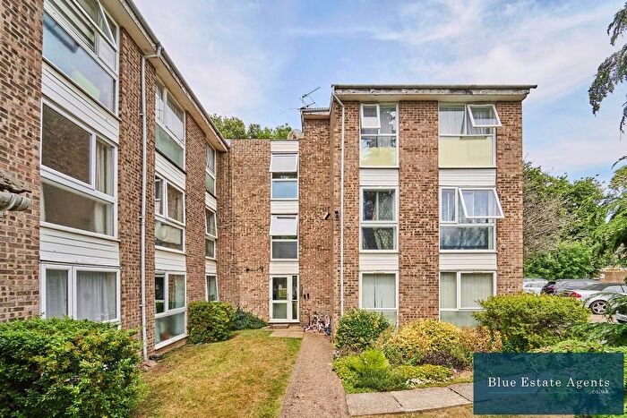 2 Bedroom Flat For Sale In Oakley Close, Isleworth, TW7