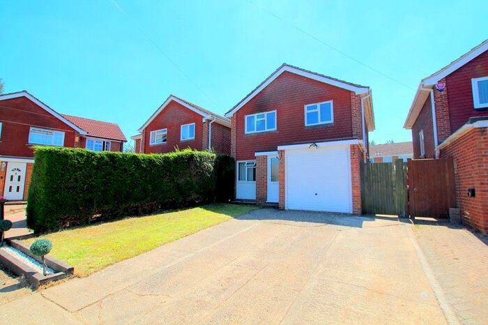 3 Bedroom Detached House To Rent In Reigate Close, Crawley, West Sussex., RH10