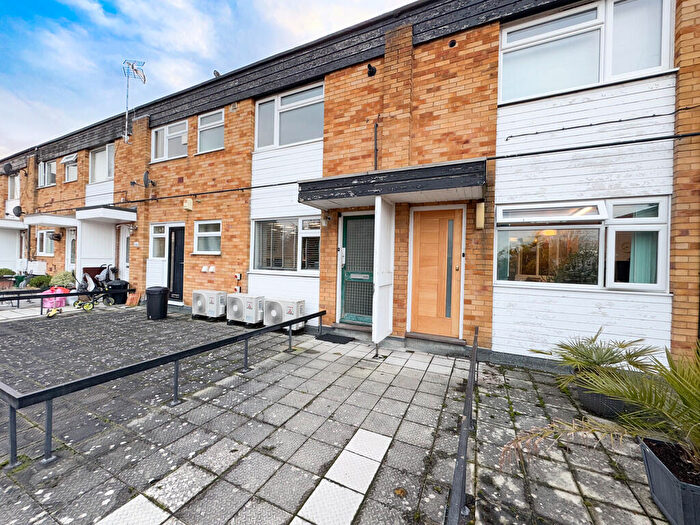 2 Bedroom Flat For Sale In The Broadway, Thorpe Bay, SS1