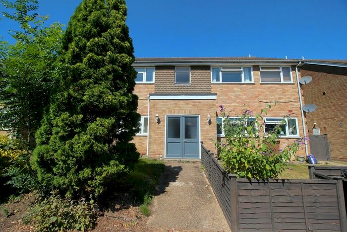 2 Bedroom Apartment To Rent In Badger Close, Guildford, GU2