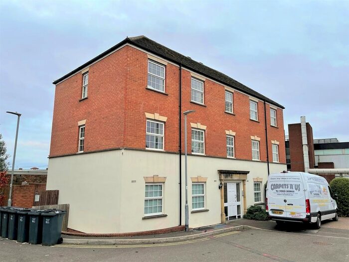 2 Bedroom Flat To Rent In Gatehouse Court, Taunton, TA1
