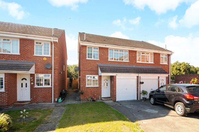 3 Bedroom Semi Detached House To Rent In Lenham Close, Winnersh, RG41