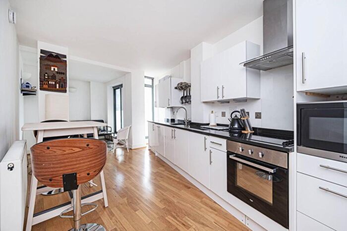 1 Bedroom Flat To Rent In Goswell Road, Angel, London, EC1V