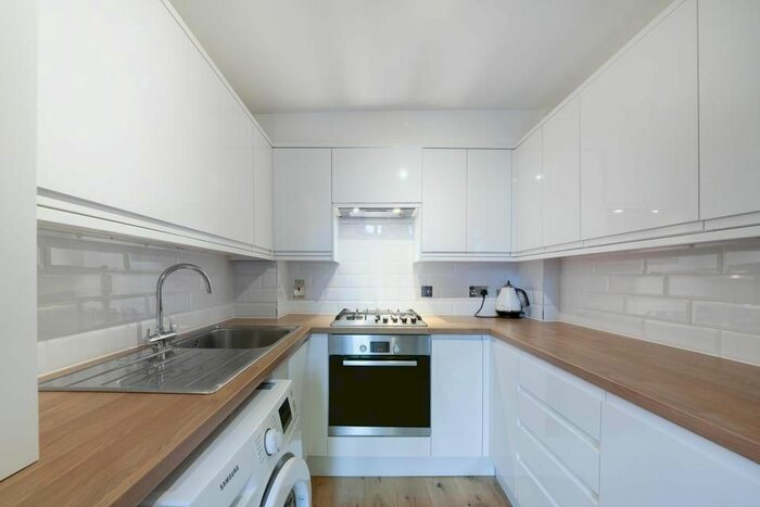 2 Bedroom Flat To Rent In Asher Way, London E1W