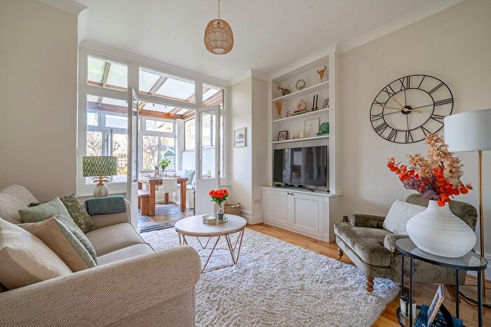 2 Bedroom Flat For Sale In Denbigh Road, Ealing, W13