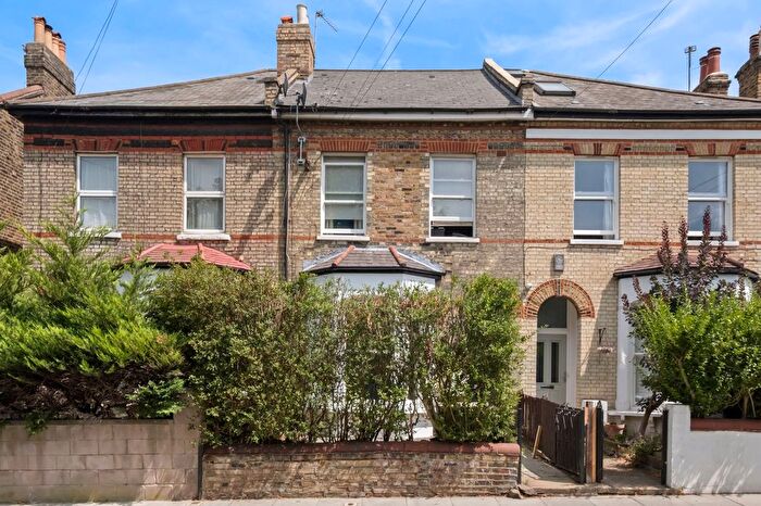 2 Bedroom Flat For Sale In Endlesham Road, Balham, London, SW12
