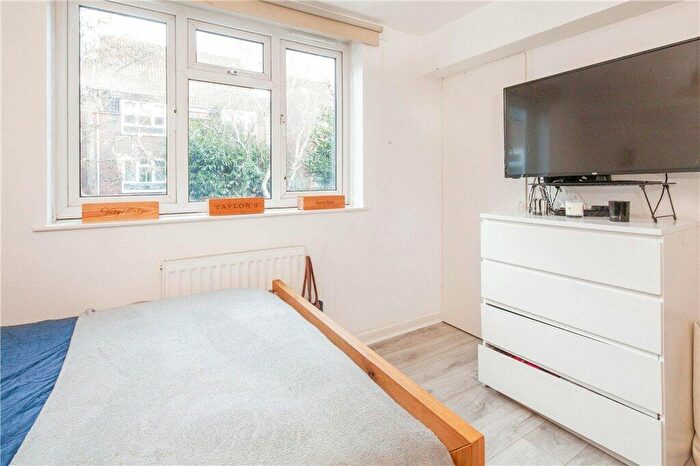 2 Bedroom Flat For Sale In Fawcett Close, London, SW11