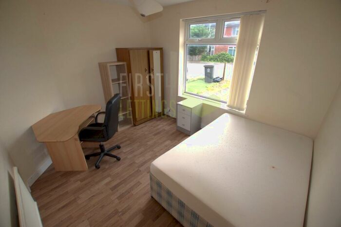 3 Bedroom Semi-Detached House To Rent In Westbury Road, Leicester, LE2