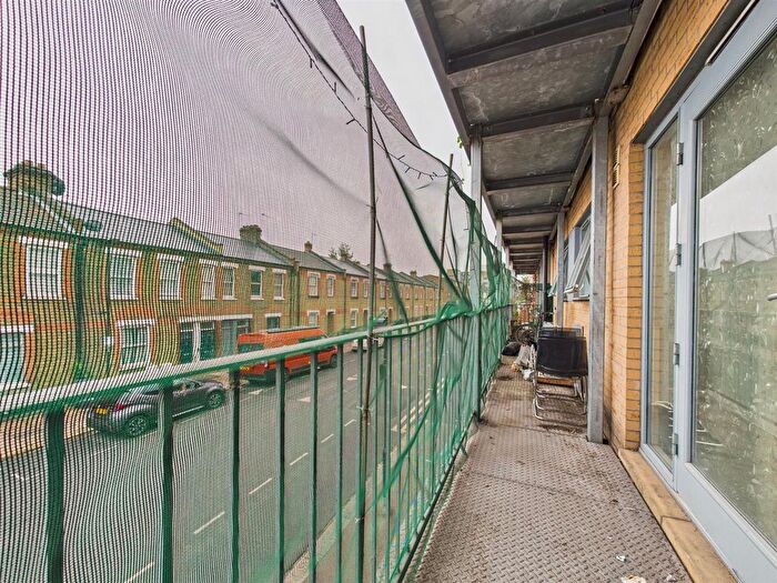 2 Bedroom Flat For Sale In Cornwall Road, London, N15