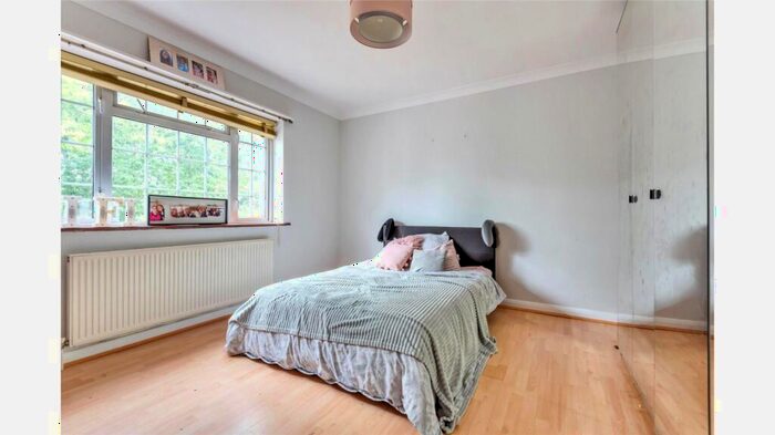 5 Bedroom Detached House For Sale In Park Avenue, Camberley, Surrey, GU15