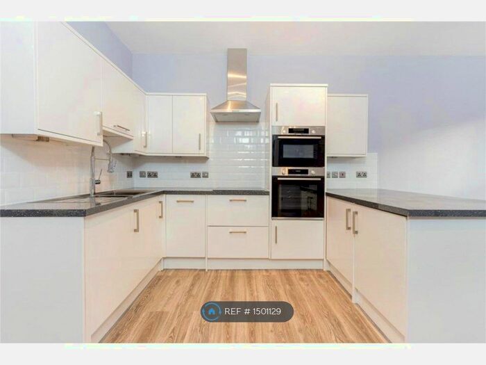 2 Bedroom Flat To Rent In Grove Street, Wilmslow, SK9