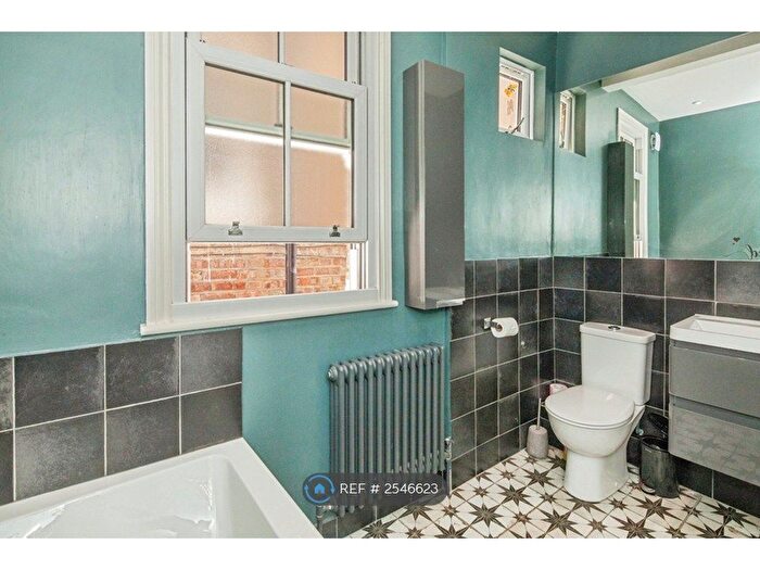 4 Bedroom Flat To Rent In London, London, SW16