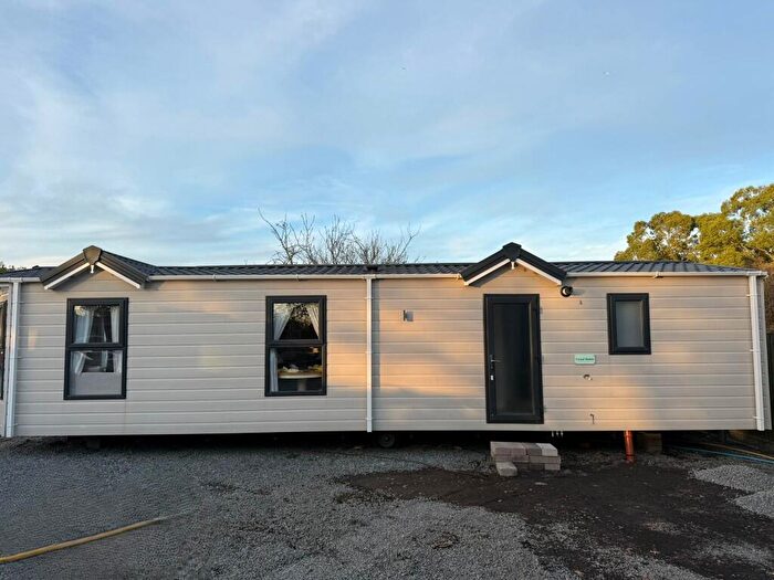 3 Bedroom Park Home To Rent In Hullbridge Road, Rayleigh, Essex, SS6