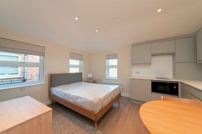 Studio To Rent In High Road, London, N12