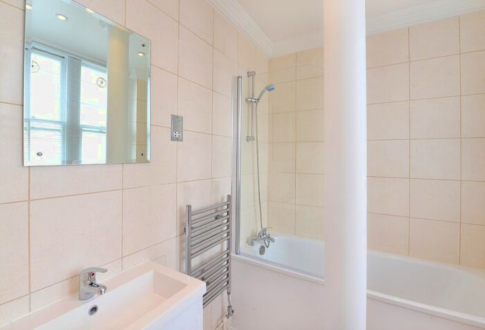 2 Bedroom Flat To Rent In Hill Street, London, W1J