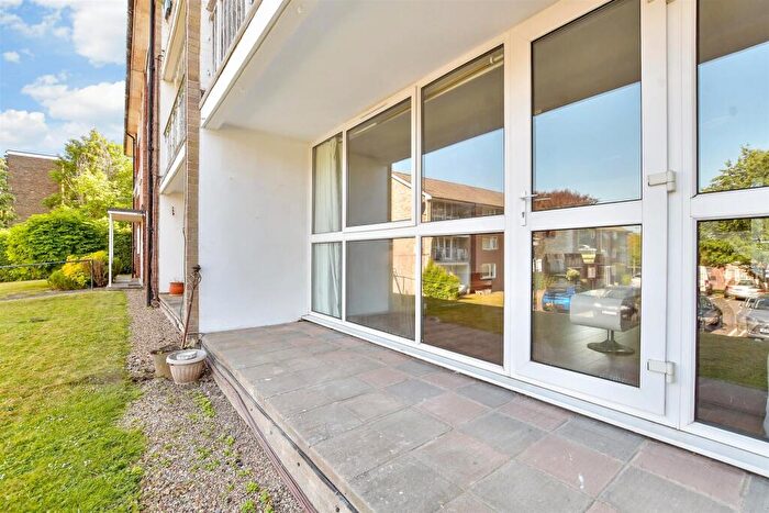 2 Bedroom Flat For Sale In Basinghall Gardens, Sutton, Surrey, SM2