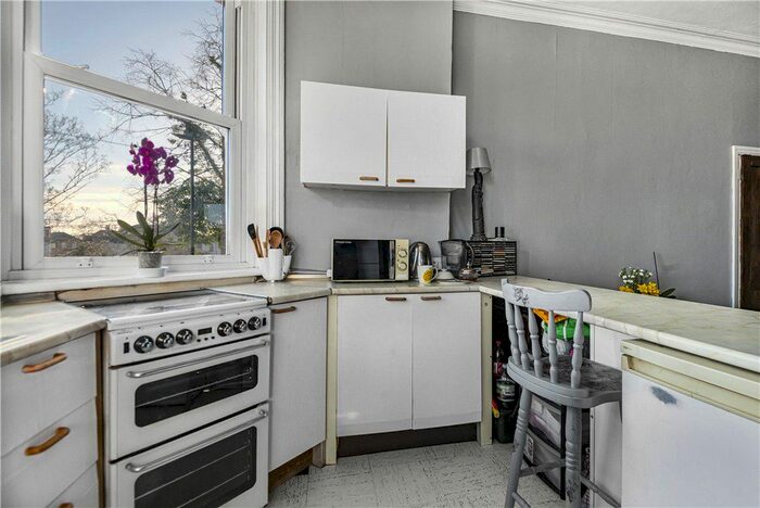 1 Bedroom Flat For Sale In Inwood Road, Hounslow, TW3