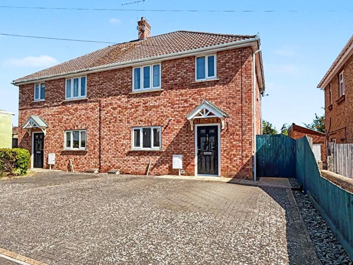 3 Bedroom Semi-Detached House For Sale In Tennyson Road, Daventry, NN11