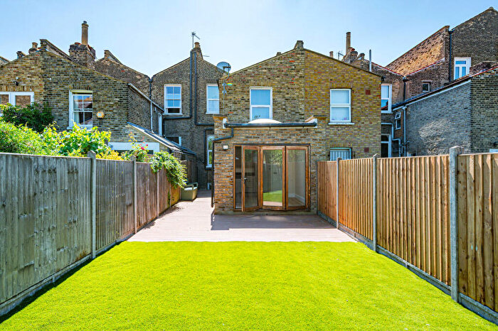 3 Bedroom Flat For Sale In Evering Road, , Stoke Newington, London, N16