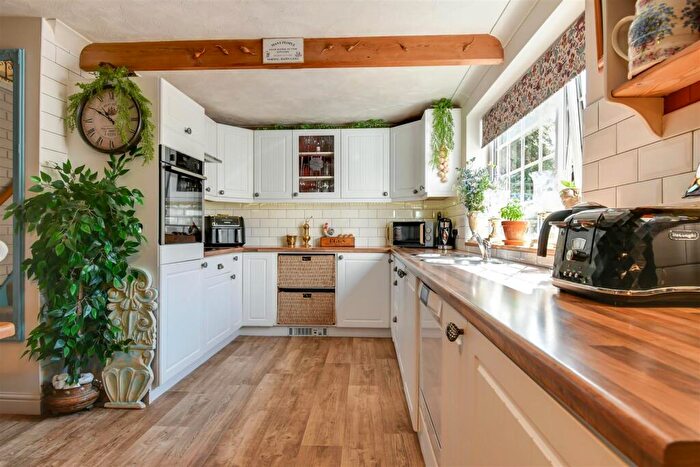 2 Bedroom Cottage For Sale In St. Barnabas Road, Barnetby, DN38